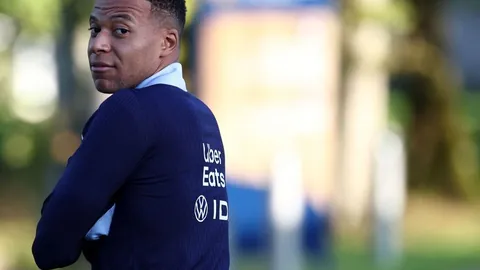 港足徐宏傑东亚杯头球绝杀，落选成转机展露实力