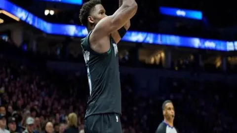 杨瀚森半场神勇，三分球百发百中，9分6板助力正负值+10狂飙！